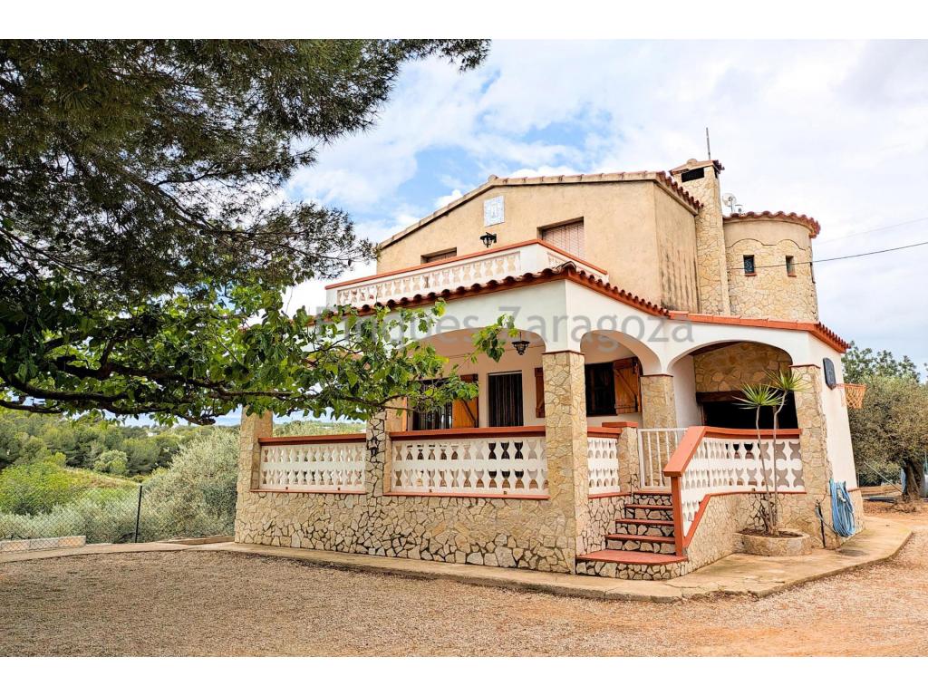 Disfruta de piscina y barbacoa con tus allegados de esta finca rodeada de olivos centenarios en producción y completamente vallada. Desde su balcón y terraza también podrás admirar las vistas a olivos y así como a su natural entorno. La casa está amueblada, dispone de almacén y despensa. Tractor y aperos incluidos. Finca de 12.000m² de olivos en producción. Tiene luz y agua, es perfecta si quieres vivir en el campo. NO LO DUDES E INFORMATE!!!