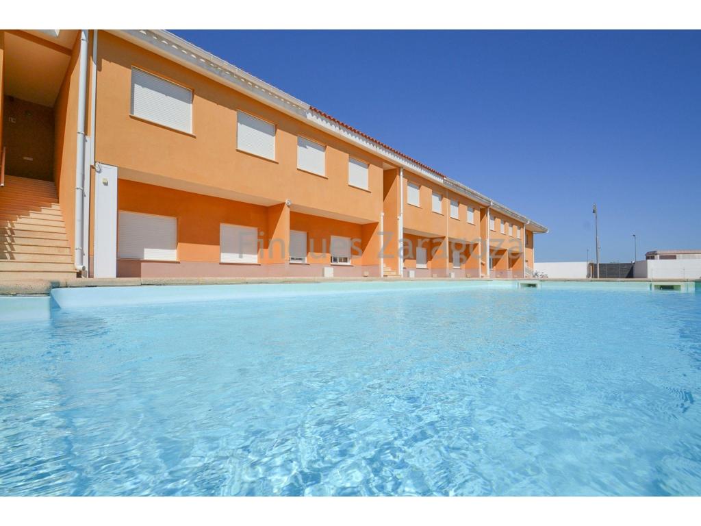 Magnifique appartement au rez-de-chaussée à vendre à Els Muntells avec une grande terrasse et un accès à la piscine commune.La propriété dispose d'une cuisine ouverte et équipée, d'un salon-salle à manger accueillant, d'une salle de bain complète et de deux chambres spacieuses.Elle est également équipée de l'air conditionné pour un plus grand confort.A l'extérieur, vous pourrez profiter de la piscine commune et d'une place de parking incluse. Une excellente opportunité de vivre avec tous les conforts dans un environnement calme et agréable !