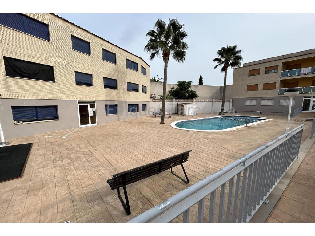 Excellente opportunité de logement ! Maison jumelée à vendre à Sant Jaume d'Enveja, parfaite pour ceux qui recherchent un environnement calme et confortable.La propriété a une superficie de 66 m², distribuée efficacement dans un salon-salle à manger spacieux et accueillant, une cuisine indépendante, une salle de bain complète et deux chambres doubles (l'une d'entre elles avec placard intégré), offrant confort et espace pour toute la famille.Cette maison se distingue par ses deux grandes terrasses : une à l'avant avec porche, idéale pour profiter d'agréables moments en plein air près de la piscine, et une autre terrasse à l'arrière qui offre de l'intimité et de l'espace supplémentaire.La maison est équipée d'un système de climatisation split dans le salon pour un confort optimal à tout moment de l'année. En outre, vous pourrez profiter des installations communes, qui comprennent une piscine et une aire de jeux pour enfants, parfaites pour se détendre et s'amuser en famille.Ne manquez pas l'occasion de visiter cette magnifique maison de ville !