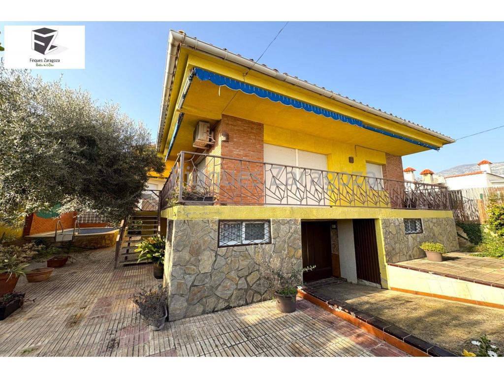 Se vende chalet en Sota Montsià, ubicado en un entorno tranquilo y natural. La vivienda se distribuye en una sola planta y cuenta con 4 dormitorios, 1 baño completo, cocina equipada y salón-comedor luminoso.En el exterior, destaca su piscina privada, ideal para disfrutar en familia, así como una amplia zona ajardinada. Además, dispone de un garaje privado y un almacén independiente, con la posibilidad de destinarlo a diferentes usos, como ampliación de la vivienda con más dormitorios, una oficina o un espacio de ocio.Una oportunidad perfecta para quienes buscan confort, privacidad y versatilidad en una zona privilegiada. ¡No dudes en visitarlo!