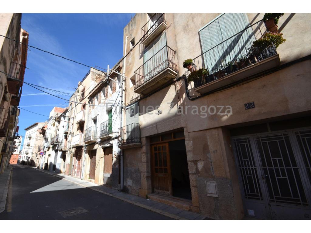 Geräumiges Reihenhaus in Ulldecona zu verkaufen – eine historische Immobilie in privilegierter Lage. Ideal für große Familien oder als Investition. Das Haus benötigt eine Renovierung, was die Möglichkeit bietet, es nach Ihren Wünschen und Bedürfnissen anzupassen.Aufteilung:Erdgeschoss: Haupteingang, zwei Zimmer, ideal als Abstellräume, sowie ein großes Lager/Garage mit Zugang zur anderen Straße.Erste Etage: Wohn-Esszimmer mit Kaminanschluss, Büro und eine Speisekammer mit Zugang zu einer Küche und einem Badezimmer mit Dusche. Außerdem gibt es ein weiteres Wohnzimmer und ein Einzelzimmer mit Balkon.Zweite Etage: Großes Hauptschlafzimmer mit Zugang zum Balkon, Badezimmer mit Dusche, zwei Doppelzimmer und ein Einzelzimmer.Dritte Etage: Geräumiger Dachboden als Abstellraum genutzt und ein Doppelzimmer mit Zugang zum Balkon.Vierte Etage: Waschküche im Dachgeschoss mit Kamin und Zugang zu einer privaten Terrasse mit Ausblick.Dank seiner großzügigen Struktur und vielseitigen Raumaufteilung ist dieses Haus perfekt für eine individuelle Renovierung geeignet. Verpassen Sie nicht die Gelegenheit, es in Ihr Traumhaus zu verwandeln!