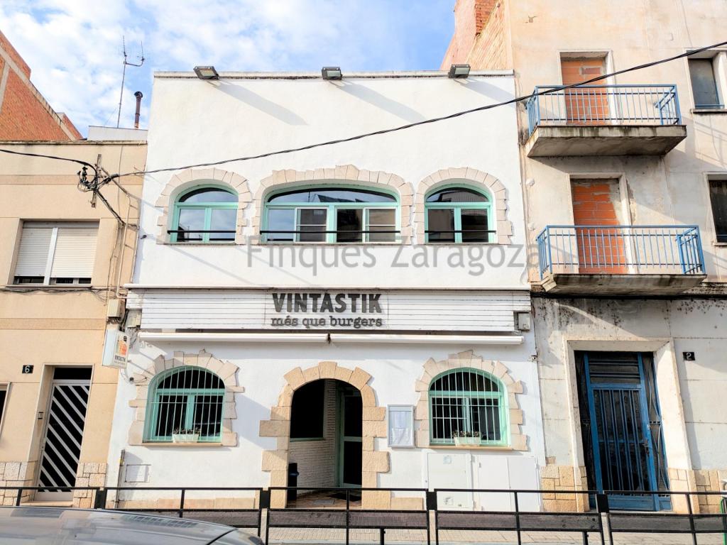 Edificio en venta situado en una de las mejores zonas de la ciudad. Actualmente con negocio de restauración vigente en planta baja y primer piso.Ahora es el momento, ven, infórmate y coordinamos una visita! Una inversión de futuro.200m2 Planta baja + 200m2 1r PisoAmposta, está situada en la margen derecha del río Ebro, en el punto donde confluyen la línea costera y el delta del Ebro. El término municipal incluye los pueblos de Balada y Poble Nou del Delta y las urbanizaciones de Eucaliptus y Favaret. Bien comunicada por la carretera Nal. 340 y la autopista A-7.
