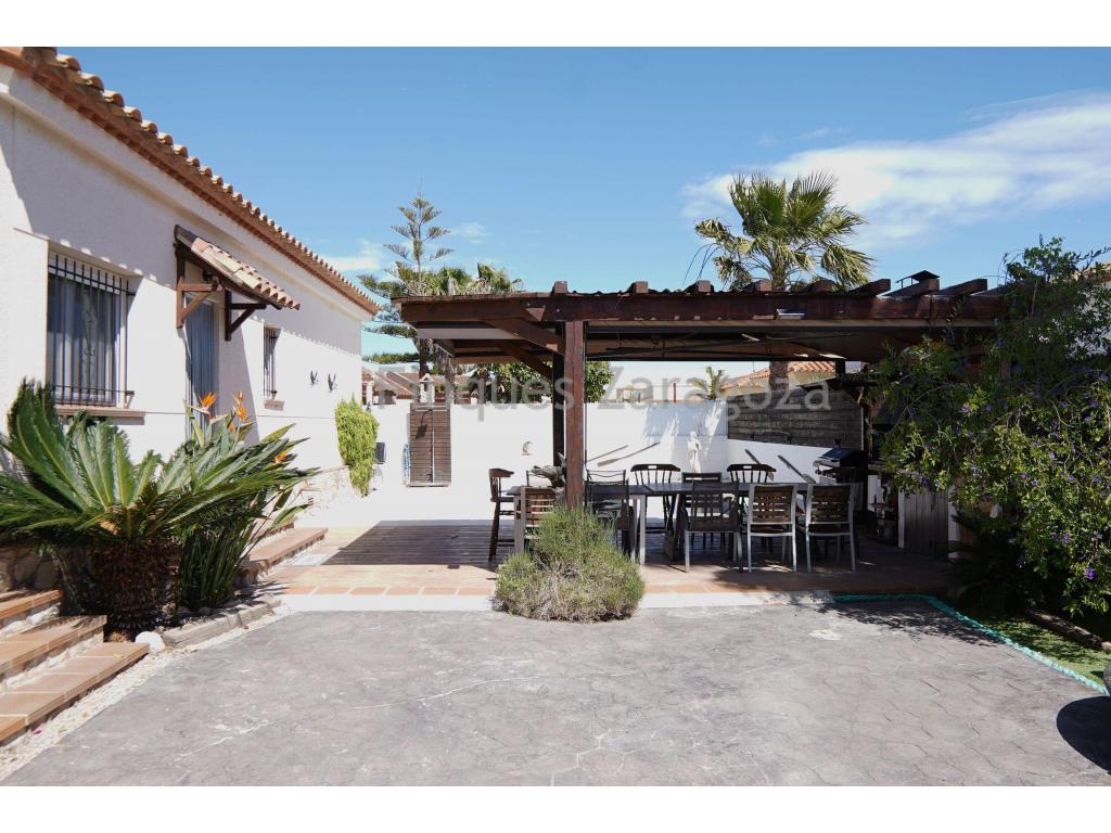 Te presentamos esta fantástica vivienda situada a solo unos pasos del mar, en la codiciada zona de Riumar, ideal tanto como residencia habitual como para disfrutar de unas vacaciones en plena naturaleza.Construido en el año 1999, el chalet cuenta con 94 m² construidos más una ampliación de unos 25 m², y se asienta sobre una parcela privada de aproximadamente 400 m². Además, dispone de una estupenda piscina de 20 m², perfecta para refrescarse y relajarse durante los días soleados.La casa es totalmente independiente y está distribuida en cocina equipada, amplio salón-comedor con chimenea, tres habitaciones, dos baños completos, aire acondicionado con bomba de calor, y ventiladores de techo, ofreciendo el máximo confort durante todo el año.Un espacio único rodeado del entorno natural del Delta del Ebro, donde podrás disfrutar de la tranquilidad, el clima mediterráneo y las playas vírgenes.¡No dejes escapar esta oportunidad y ven a conocer tu nuevo hogar en Riumar!