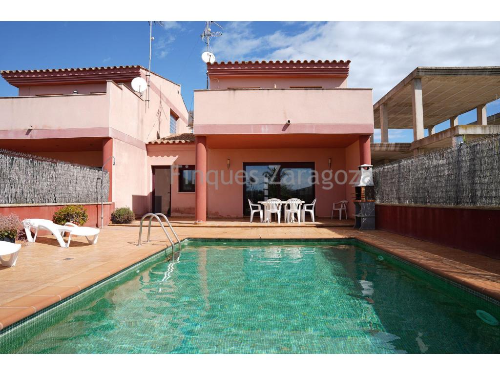 Wir präsentieren Ihnen dieses ideale Haus, um das Ebrodelta zu genießen, gelegen am Strand von Riumar – eine ruhige und natürliche Gegend, perfekt sowohl zum ganzjährigen Wohnen als auch für den Urlaub.Das im Jahr 2006 erbaute Chalet verfügt über 107 m² Wohnfläche, die sich auf zwei Etagen verteilen. Im Erdgeschoss befinden sich eine separate Küche, ein Wohn-Esszimmer und ein komplettes Badezimmer. Im Obergeschoss gibt es vier Schlafzimmer und ein weiteres Badezimmer – genug Platz für die ganze Familie oder Gäste.Zusätzlich gibt es einen 22 m² großen Abstellraum, ideal zur Aufbewahrung von Auto, Fahrrädern, Strandausrüstung oder Werkzeugen, sowie einen privaten Pool von 20 m² – perfekt zur Abkühlung im Sommer.Das Haus befindet sich auf einem ca. 280 m² großen Grundstück mit Außenbereich, um das mediterrane Klima zu genießen, zu grillen oder einfach im Freien zu entspannen.Eine ausgezeichnete Gelegenheit in einer privilegierten Lage in Meeresnähe!