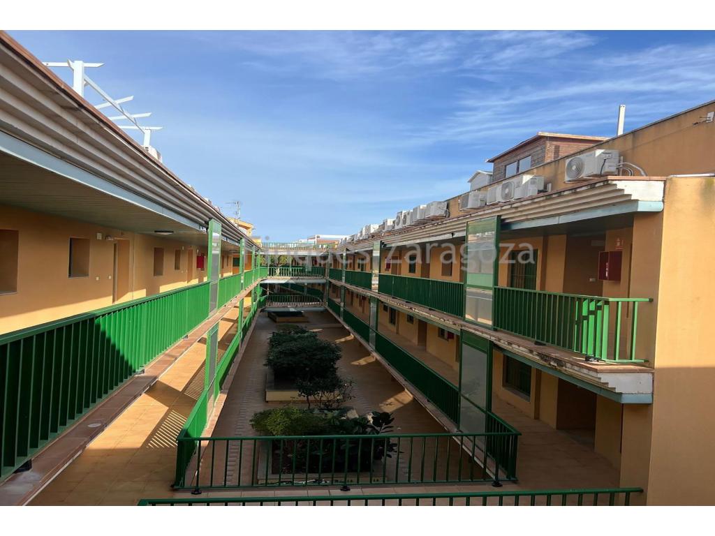 Descubre este acogedor ático de 40 m² con un balcón de 7 m² y un espectacular solárium privado de 40 m², ideal para disfrutar del sol, las vistas y la brisa marina. Situado en segunda línea de mar, en la tranquila y exclusiva playa de los Eucaliptos, este hogar es perfecto escapada vacacional.El solárium cuenta con zona de césped artificial, barbacoa y toldo, ideal para relajarse, tomar el sol o compartir momentos inolvidables con familia y amigos. Desde aquí podrás disfrutar de vistas al mar, a los campos de arroz, a la montaña y espectaculares puestas de sol.La vivienda dispone de salón-comedor con cocina abierta, cama de matrimonio motorizada, baño con ducha de hidromasaje y mampara, ventiladores de techo, aire acondicionado con bomba de calor, persianas motorizadas, mosquiteras, termocalentador eléctrico y lavadora.Incluye plaza de parking en la planta -1 del edificio y ascensor para mayor comodidad.Una joya en el corazón del Delta del Ebro, donde naturaleza y confort se unen para ofrecerte una calidad de vida única.¡Ven a verlo y enamórate de tu nuevo refugio junto al mar!