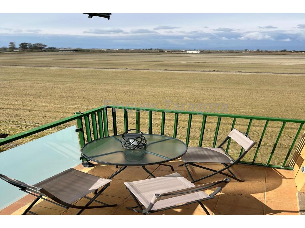 Descubre este acogedor ático de 40 m² con un balcón de 7 m² y un espectacular solárium privado de 40 m², ideal para disfrutar del sol, las vistas y la brisa marina. Situado en segunda línea de mar, en la tranquila y exclusiva playa de los Eucaliptos, este hogar es perfecto escapada vacacional.El solárium cuenta con zona de césped artificial, barbacoa y toldo, ideal para relajarse, tomar el sol o compartir momentos inolvidables con familia y amigos. Desde aquí podrás disfrutar de vistas al mar, a los campos de arroz, a la montaña y espectaculares puestas de sol.La vivienda dispone de salón-comedor con cocina abierta, cama de matrimonio motorizada, baño con ducha de hidromasaje y mampara, ventiladores de techo, aire acondicionado con bomba de calor, persianas motorizadas, mosquiteras, termocalentador eléctrico y lavadora.Incluye plaza de parking en la planta -1 del edificio y ascensor para mayor comodidad.Una joya en el corazón del Delta del Ebro, donde naturaleza y confort se unen para ofrecerte una calidad de vida única.¡Ven a verlo y enamórate de tu nuevo refugio junto al mar!
