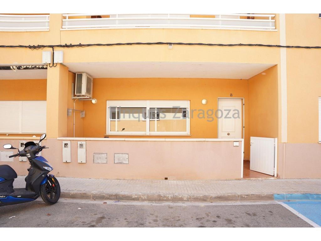 Se vende magnífica planta baja en Els Muntells con una amplia terraza y acceso a piscina comunitaria.La vivienda cuenta con una cocina abierta y equipada, un acogedor salón-comedor, un baño completo y dos amplias habitaciones.Además, está equipada con aire acondicionado para mayor confort.En el exterior, podrás disfrutar de la piscina comunitaria y también dispone de una plaza de parking incluida. ¡Una excelente oportunidad para vivir con todas las comodidades en un entorno tranquilo y agradable!