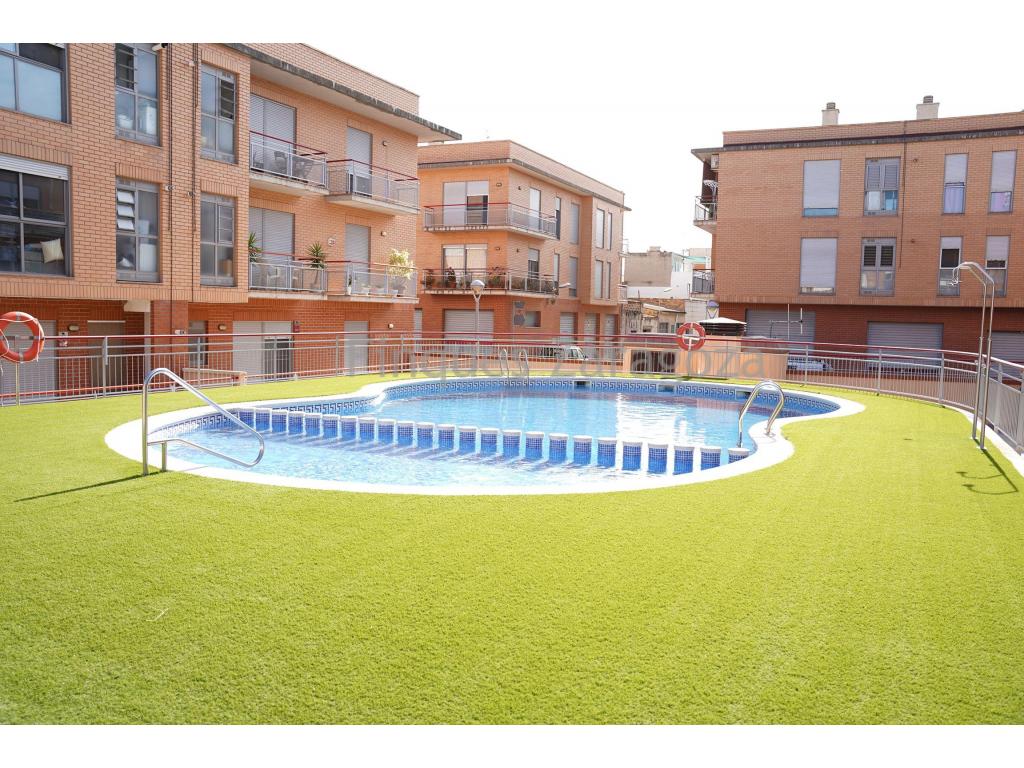 Descubre este encantador piso construido en 2007, ubicado en una zona tranquila de Santa Bárbara. Con 70 m² construidos y aproximadamente 59 m² útiles, esta vivienda es ideal tanto para familias como para parejas que buscan comodidad y calidad de vida.Distribución funcional y acogedora:•Recibidor con pasillo que distribuye de forma práctica cada estancia•Cocina independiente totalmente equipada, con acceso a lavadero•Luminoso salón-comedor con salida a una terraza privada, perfecta para relajarte al aire libre•Dos habitaciones con buena entrada de luz natural•Baño completo, moderno y bien aprovechadoDisfruta del confort todo el año con aire acondicionado frío/calor, ventanas de doble acristalamiento que aíslan del ruido y la temperatura, y cocina con vitrocerámica.La vivienda cuenta con ascensor, lo que aporta comodidad y accesibilidad en el día a día.Incluye plaza de parking en el mismo edificioAcceso a una zona comunitaria con piscina, ideal para refrescarte y disfrutar en verano sin salir de casaNo dejes pasar esta oportunidad de vivir en un piso cómodo, bien ubicado y con todas las prestaciones que necesitas.Contáctanos y ven a visitarlo sin compromiso.