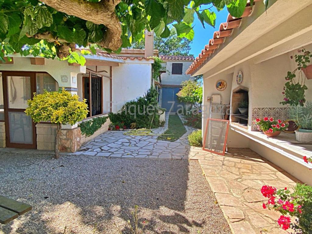 Chalet im Herzen des Ebro-Deltas, ganz in der Nähe der Stadt Deltebre. Es ist auf zwei Etagen gebaut und verfügt über eine große Veranda, eine Wohnküche, 3 Schlafzimmer, ein Badezimmer, eine Terrasse und einen großen Lagerraum, der an das Haus angebaut ist. Es gibt einen Grillplatz und einen angelegten Garten. Das Haus und der gesamte Gartenbereich sind von einer gemauerten Mauer mit einem Metalltor umgeben. Die Immobilie besitzt eine gültige Lizenz für ländlichen Tourismus.Das Reisfeld, das das Haus umgibt, hat eine Fläche von 1 Hektar.